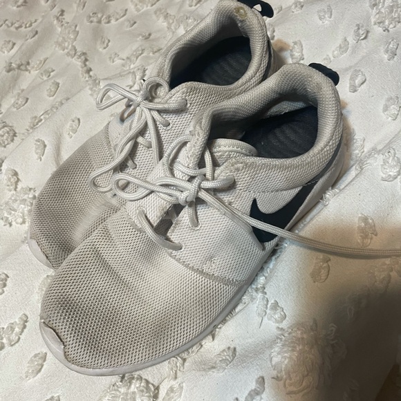 Nike tennis shoes - Picture 3 of 3